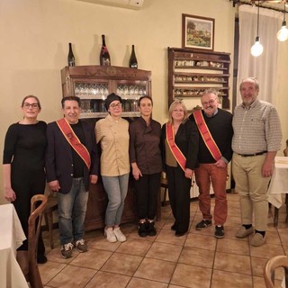 “A tavola con il re dei cuochi”, l’11 giugno a Cocconato la finale con il Pollo alla Marengo che aiuta i bambini del Gaslini