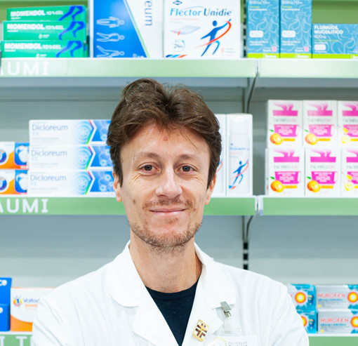 Monti dietro il bancone della sua farmacia Monti dietro il bancone della sua farmacia