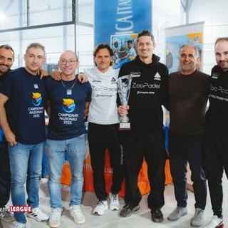Commissione Tecnica Nazionale del Padel CSI formata da due astigiani, ovvero il Responsabile Luca Carbone e l’assistente Francesco Pellitteri, insieme al vice Responsabile Riccardo Bigi di Terni e al Coordinatore Nazionale CSI dell’Area Sviluppo, promozione sportiva e formazione Beppe Basso premiano con la medaglia d’argento Pro i ragazzi dello Zoo Padel di Cuneo insieme all’assessore allo sport della Città di Terni Marco Schenardi e alla presidenta del CSI di Terni Raffaela Sabatini. Commissione Tecnica Nazionale del Padel CSI formata da due astigiani, ovvero il Responsabile Luca Carbone e l’assistente Francesco Pellitteri, insieme al vice Responsabile Riccardo Bigi di Terni e al Coordinatore Nazionale CSI dell’Area Sviluppo, promozione sportiva e formazione Beppe Basso premiano con la medaglia d’argento Pro i ragazzi dello Zoo Padel di Cuneo insieme all’assessore allo sport della Città di Terni Marco Schenardi e alla presidenta del CSI di Terni Raffaela Sabatini.