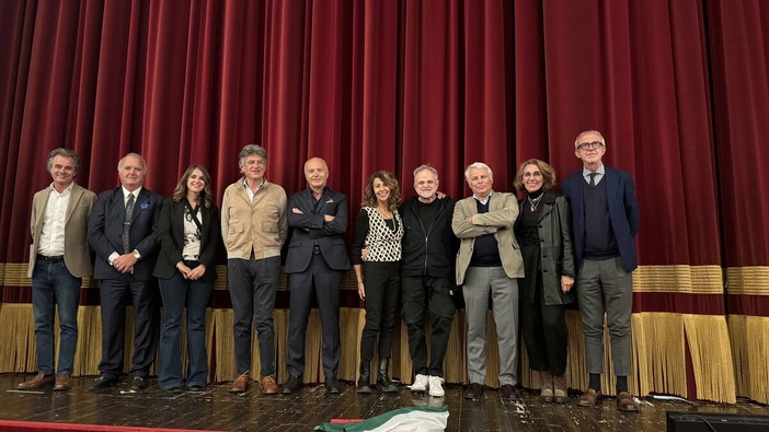 La presidente Luisa Amalberto con il regista Roberto Baracco, insieme a consiglieri, soci e al direttore della Fondazione Ezio Mosso.