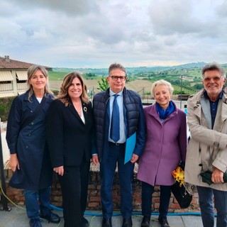 da sinistra: Anna Maria Gianti, Cinzia Ortega, Luca Burroni, Piera Arata (presidente incoming 
Rotary club di Alba), Roberto Reggio (Segretario Rotary Alba).