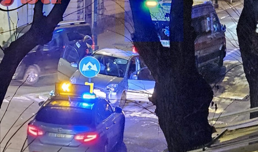 Schianto in via Calosso: fuga dell'autista sventata dalla polizia
