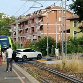 Alba, il passaggio a livello del Mussotto non si chiude: treno si ferma giusto in tempo per non travolgere l'auto