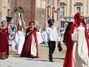 Viatosto:  il borgo bianco azzurro punta &quot;Ad maiora semper&quot;