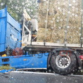 Scontro tra due mezzi pesanti prima dell'Olla a Gaiola: uno finisce fuori strada