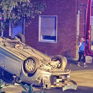 Viale Partigiani bloccato in entrambi i sensi per un'auto ribaltata