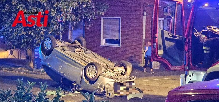 Viale Partigiani bloccato in entrambi i sensi per un'auto ribaltata Viale Partigiani bloccato in entrambi i sensi per un'auto ribaltata