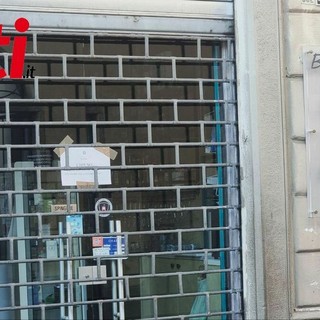Il bar dopo la chiusura imposta dalla Questura di Asti