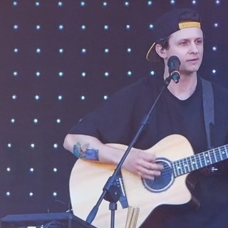 Andrea Cerrato sul palco del Primo maggio