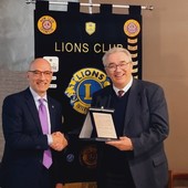 Il presidente del Lions Club Host Roberto Iannuzzi consegna il premio a Fulvio Brusa (Foto J.DeM.A.)