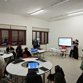 Due studentesse spiegano agli spettatori il progetto IMUN