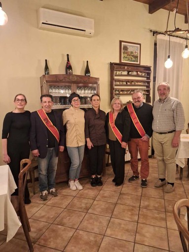 “A tavola con il re dei cuochi”, l’11 giugno a Cocconato la finale con il Pollo alla Marengo che aiuta i bambini del Gaslini “A tavola con il re dei cuochi”, l’11 giugno a Cocconato la finale con il Pollo alla Marengo che aiuta i bambini del Gaslini