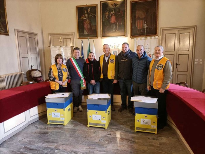 Salviamo la Regina: a Moncalvo Lions e apicoltori uniti per la tutela delle api Salviamo la Regina: a Moncalvo Lions e apicoltori uniti per la tutela delle api