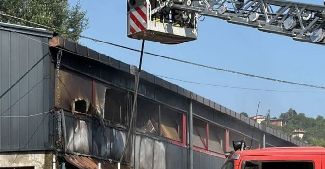 Giornata intensa per i Vigili del Fuoco: incendi a Canelli e Calliano, poi un soccorso ad Asti Giornata intensa per i Vigili del Fuoco: incendi a Canelli e Calliano, poi un soccorso ad Asti