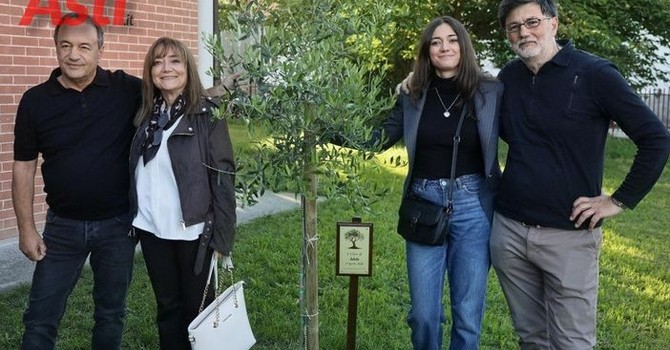 Mimmo Lucano ad Asti con la famiglia di Adele e l'albero a lei dedicato