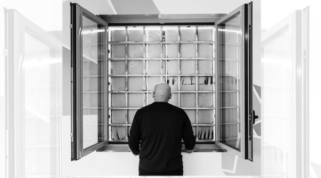 “Fuori-Dentro”, la mostra che racconta la vita sospesa oltre le sbarre: immagini, lettere e ricordi dal carcere a Fuoriluogo