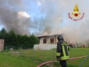 Nessun ferito ma ingenti danni per l'incendio al capannone di materiali edili [FOTO]