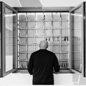 “Fuori-Dentro”, la mostra che racconta la vita sospesa oltre le sbarre: immagini, lettere e ricordi dal carcere a Fuoriluogo