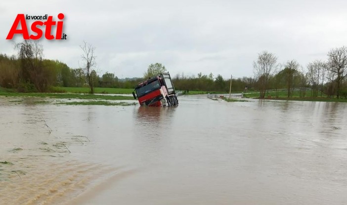 Il camion intrappolato nell'acqua