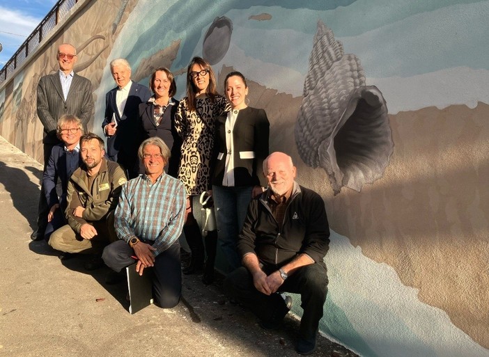 Amministratori e tecnici davanti al murale