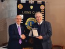 Il presidente del Lions Club Host Roberto Iannuzzi consegna il premio a Fulvio Brusa (Foto J.DeM.A.) Il presidente del Lions Club Host Roberto Iannuzzi consegna il premio a Fulvio Brusa (Foto J.DeM.A.)