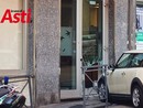 Asti, auto sfonda la vetrina di una banca