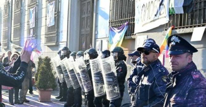 Proteste fuori dal salone dei Cavalieri di Pinerolo per l'evento vannacciano Proteste fuori dal salone dei Cavalieri di Pinerolo per l'evento vannacciano