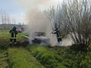 Auto in fiamme in un campo a San Damiano d'Asti