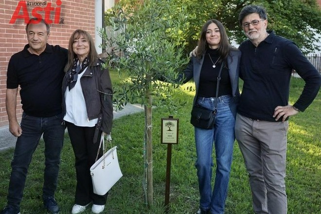Mimmo Lucano ad Asti con la famiglia di Adele e l'albero a lei dedicato Mimmo Lucano ad Asti con la famiglia di Adele e l'albero a lei dedicato
