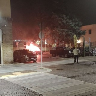 Auto in fiamme nel piazzale della stazione di Asti
