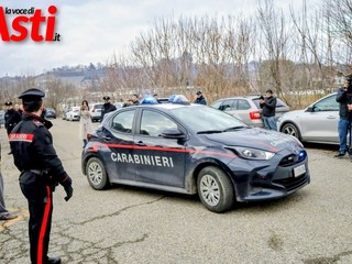 I carabinieri conducono in carcere il presunto responsabile