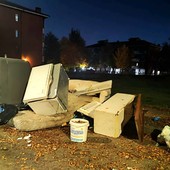 Degrado in via Arno, residenti e passanti esasperati dai cumuli di rifiuti fuori dalle case popolari