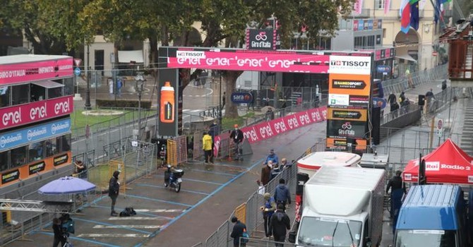 L'allestimento per la tappa astigiana del Giro d'Italia 2020