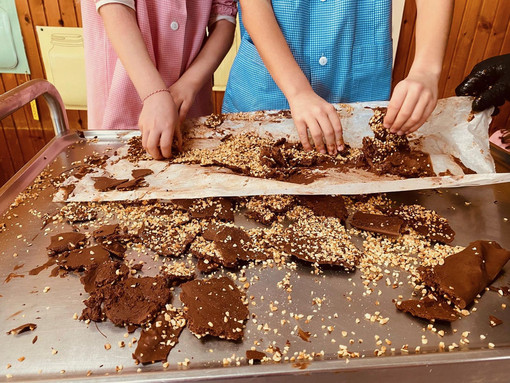 All’asilo infantile di Roreto i bambini scoprono l’arte del cioccolato