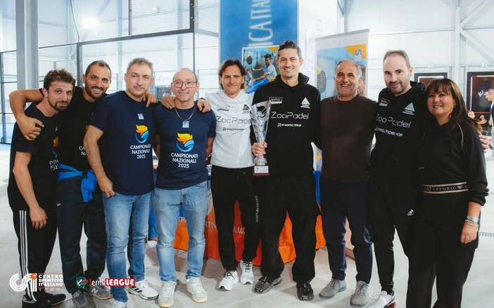 Commissione Tecnica Nazionale del Padel CSI formata da due astigiani, ovvero il Responsabile Luca Carbone e l’assistente Francesco Pellitteri, insieme al vice Responsabile Riccardo Bigi di Terni e al Coordinatore Nazionale CSI dell’Area Sviluppo, promozione sportiva e formazione Beppe Basso premiano con la medaglia d’argento Pro i ragazzi dello Zoo Padel di Cuneo insieme all’assessore allo sport della Città di Terni Marco Schenardi e alla presidenta del CSI di Terni Raffaela Sabatini. Commissione Tecnica Nazionale del Padel CSI formata da due astigiani, ovvero il Responsabile Luca Carbone e l’assistente Francesco Pellitteri, insieme al vice Responsabile Riccardo Bigi di Terni e al Coordinatore Nazionale CSI dell’Area Sviluppo, promozione sportiva e formazione Beppe Basso premiano con la medaglia d’argento Pro i ragazzi dello Zoo Padel di Cuneo insieme all’assessore allo sport della Città di Terni Marco Schenardi e alla presidenta del CSI di Terni Raffaela Sabatini.