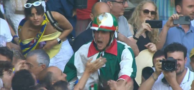 Giovanni Atzeni vince il Palio di Siena