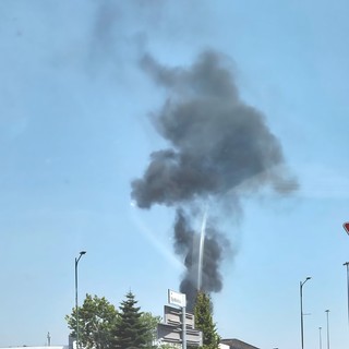Momenti di paura per un incendio in zona industriale