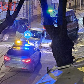 Schianto in via Calosso: fuga dell'autista sventata dalla polizia Schianto in via Calosso: fuga dell'autista sventata dalla polizia