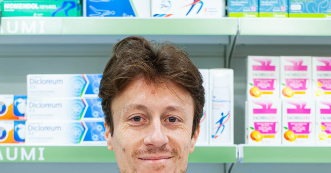 Monti dietro il bancone della sua farmacia Monti dietro il bancone della sua farmacia