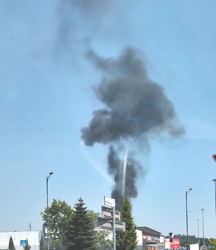 Momenti di paura per un incendio in zona industriale