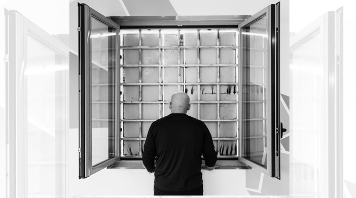 “Fuori-Dentro”, la mostra che racconta la vita sospesa oltre le sbarre: immagini, lettere e ricordi dal carcere a Fuoriluogo