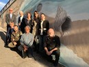 Amministratori e tecnici davanti al murale Amministratori e tecnici davanti al murale