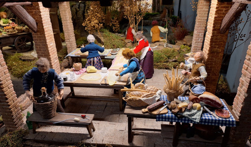 Il presepe artistico di Anna Rosa Nicola anima l’Abbazia di Vezzolano