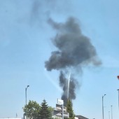Momenti di paura per un incendio in zona industriale