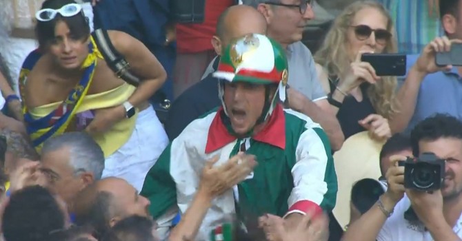 Giovanni Atzeni vince il Palio di Siena