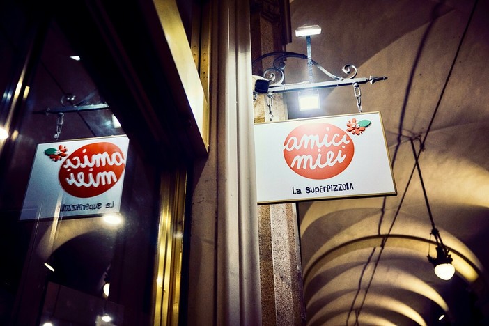 Amici Miei cambia pelle: tutto cambia, salvo la pizza