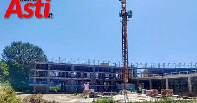 Addio alla storica scuola Rossignoli di Nizza, al via le operazioni di demolizione in piazza Marconi