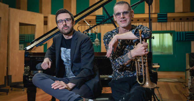 Fabrizio Bosso e Julian Oliver Mazzariello, protagonisti di un intenso omaggio all'indimenticato Pino Daniele (ph. Angelo Orefice)