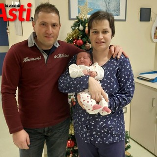 La piccola con mamma e papà La piccola con mamma e papà