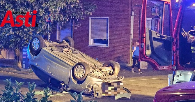 Viale Partigiani bloccato in entrambi i sensi per un'auto ribaltata